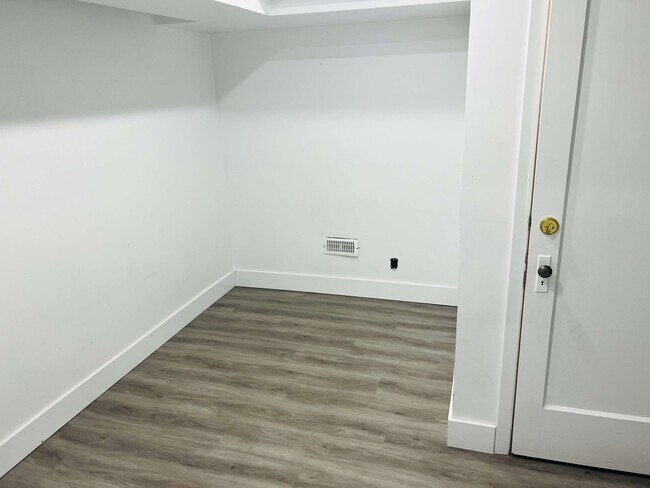 Photo du bâtiment - 1051 Main St E