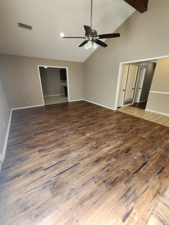 Building Photo - 3 bed 2 bath 2 car garage!