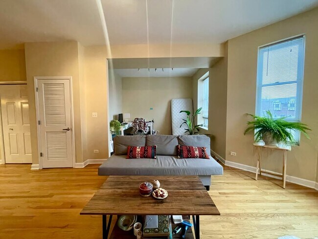 Foto del edificio - 2106 W 35th St