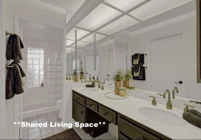 Building Photo - bedroom in Los Angeles CA 90048