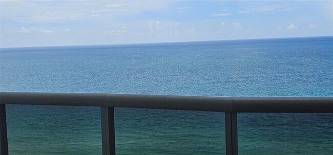 Foto del edificio - 15901 Collins Ave