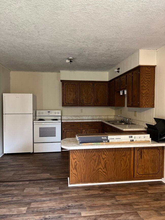 Building Photo - 2 BEDROOM 1 BATHROOM APARTMENT FOR RENT