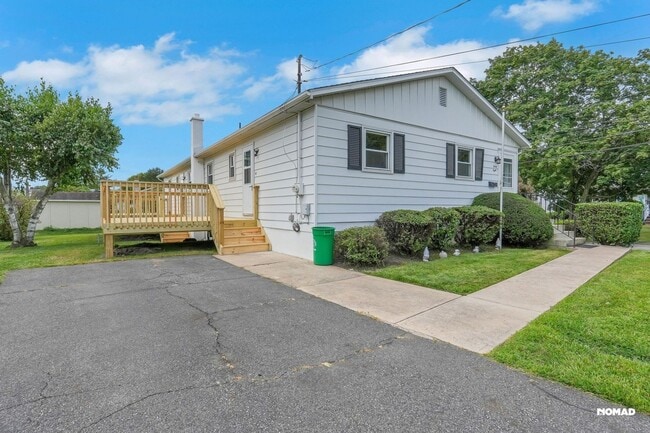 Building Photo - Charming Renovated 2-Bedroom home in an Up...