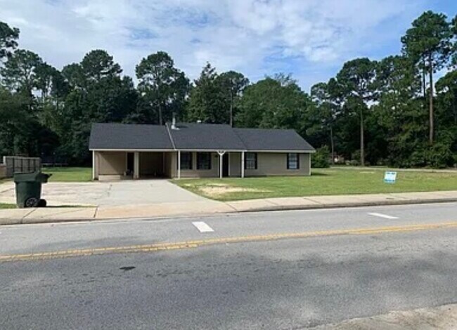 Building Photo - 812 Robin Hood Trl