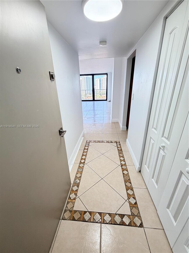Building Photo - 3701 N Country Club Dr
