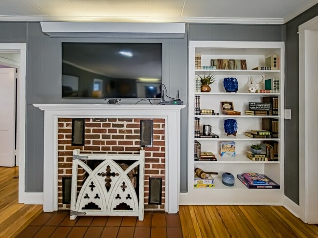 Building Photo - 405 12th St E