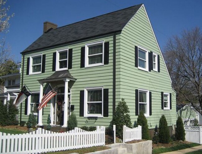 Foto del edificio - 1300 Wake Forest Rd