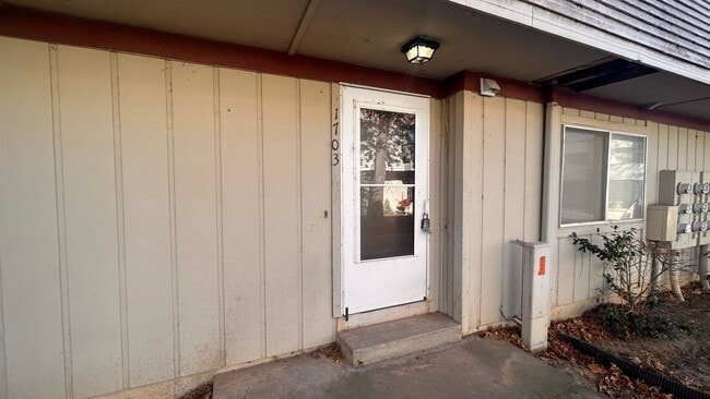 Building Photo - Wonderful 1-bedroom, 1.5-bath loft style condo!