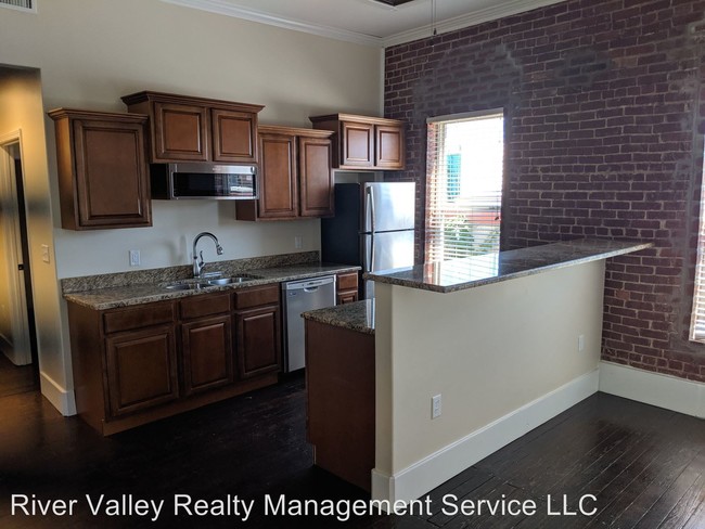 Building Photo - 2 br, 1 bath House - 321 W B Street Suite B