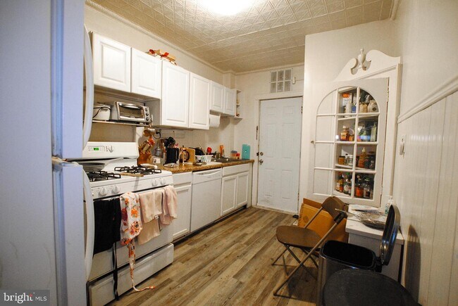 Building Photo - 213 E 33rd St