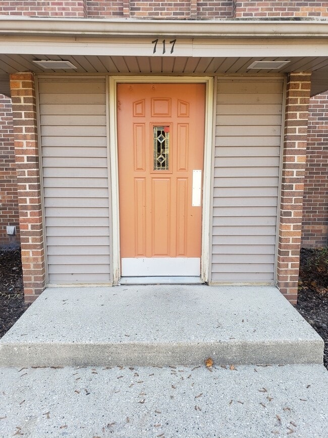 Building Photo - 717 Strom Dr