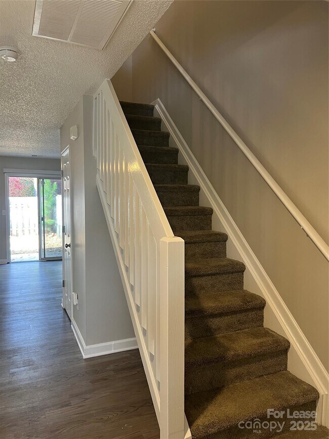 Building Photo - 6075 Cougar Ln