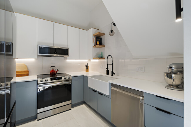 Building Photo - 473 Arsenal St