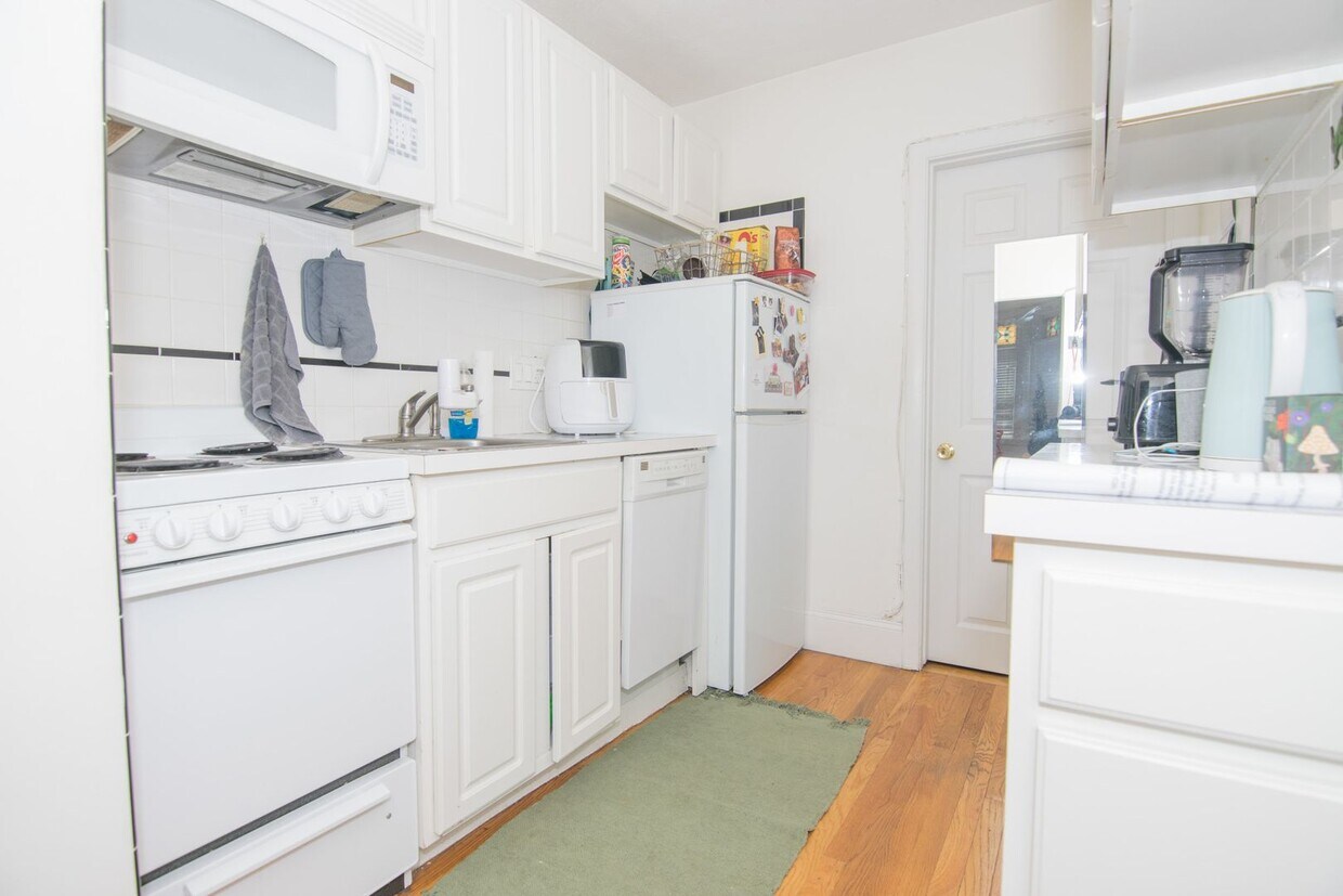 Large 2 bed next to Northeastern and Berklee for the upcoming school year! - Large 2 bed next to Northeastern and Berklee for the upcoming school year!