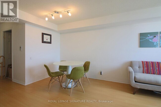 Photo du bâtiment - 8-2218 Hillcrest Ave