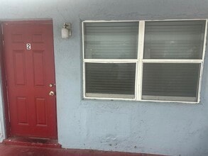 Building Photo - 555 W 6th St