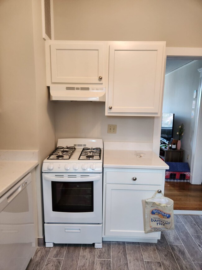 Foto del edificio - 12 Farrington Ave