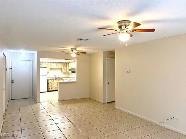 Building Photo - 521 NE 24th Pl