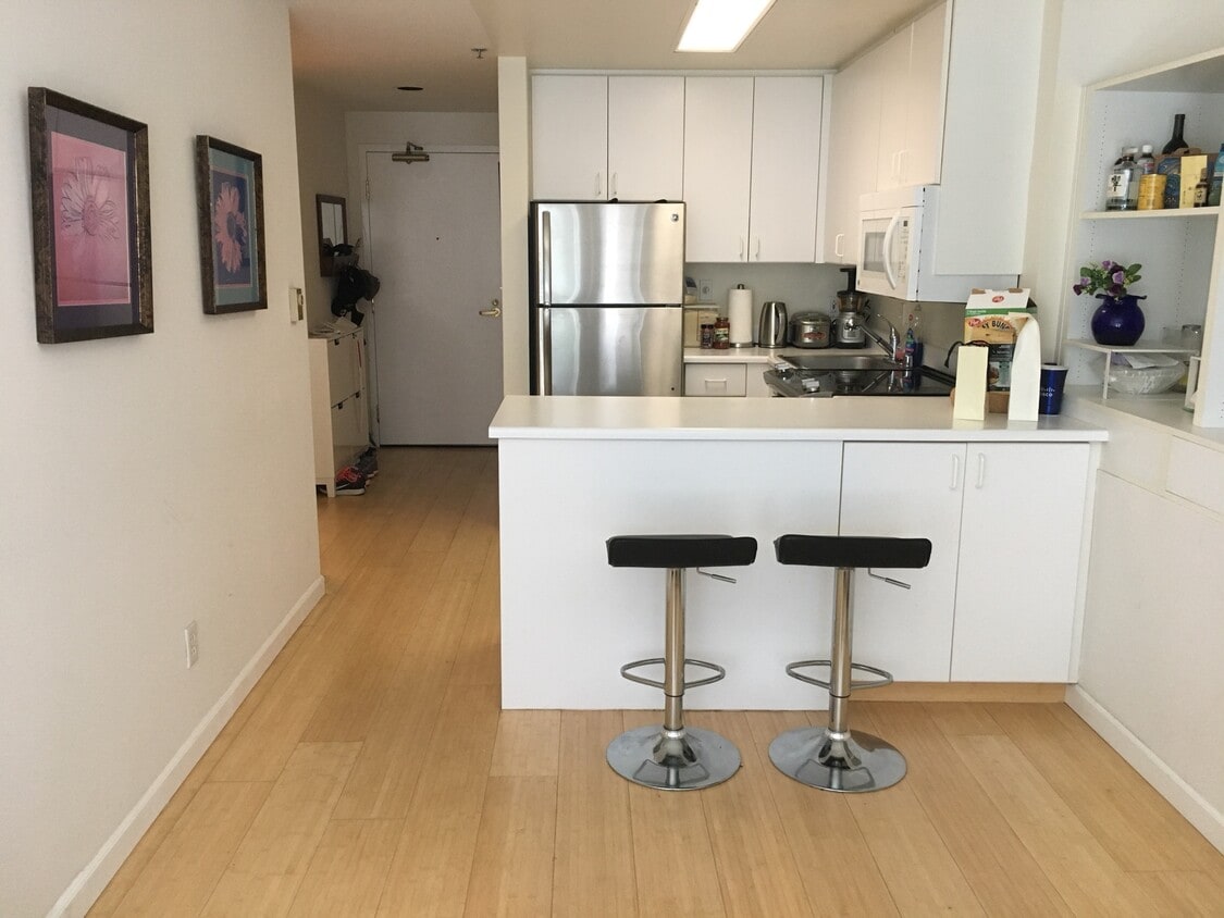 Primary Photo - 240 Lombard St