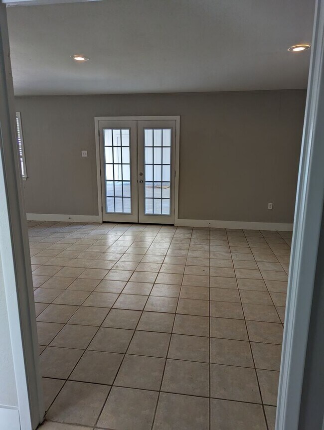 Building Photo - 464 Wilton