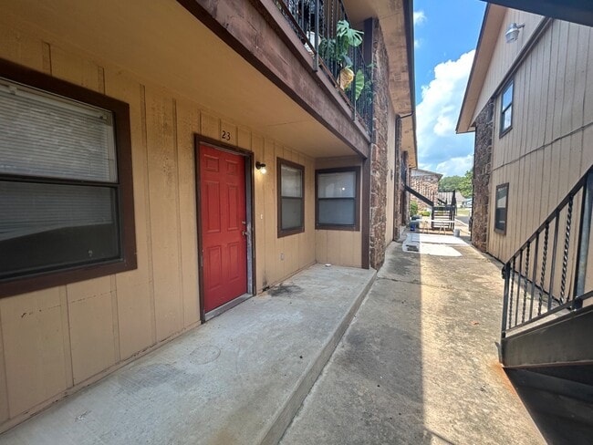 Building Photo - 723 N Vinita Ave