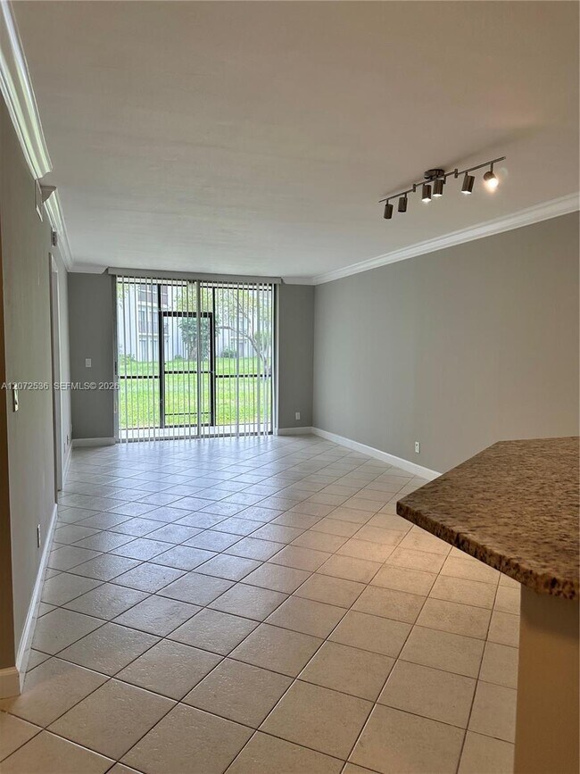 Foto del edificio - 8750 N Sherman Cir