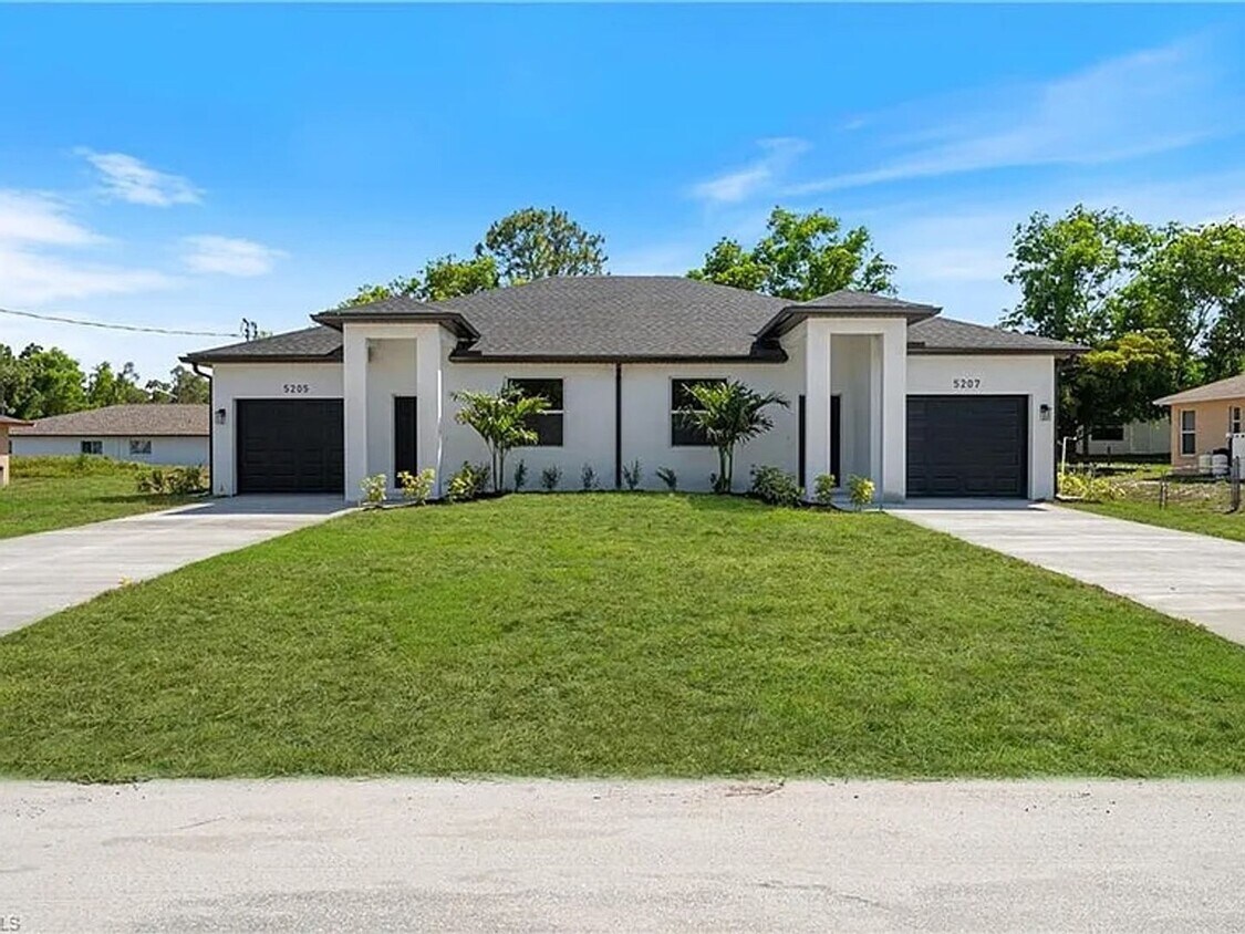 Foto principal - Charming 3BR House in Lehigh Acres