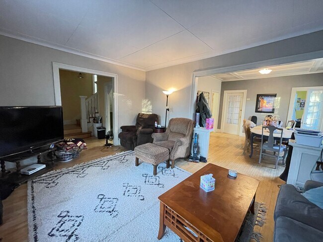 Foto del edificio - AVAILABLE JUNE - Spacious 6 Bed 1.5 Bath Home near Campus