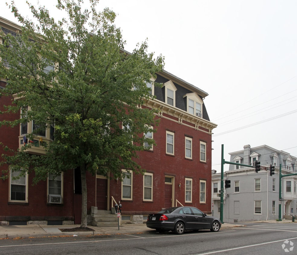 Building Photo - 202-204 N Potomac St