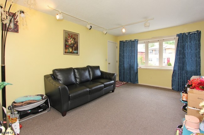 Foto del edificio - 215 Lakewood Dr