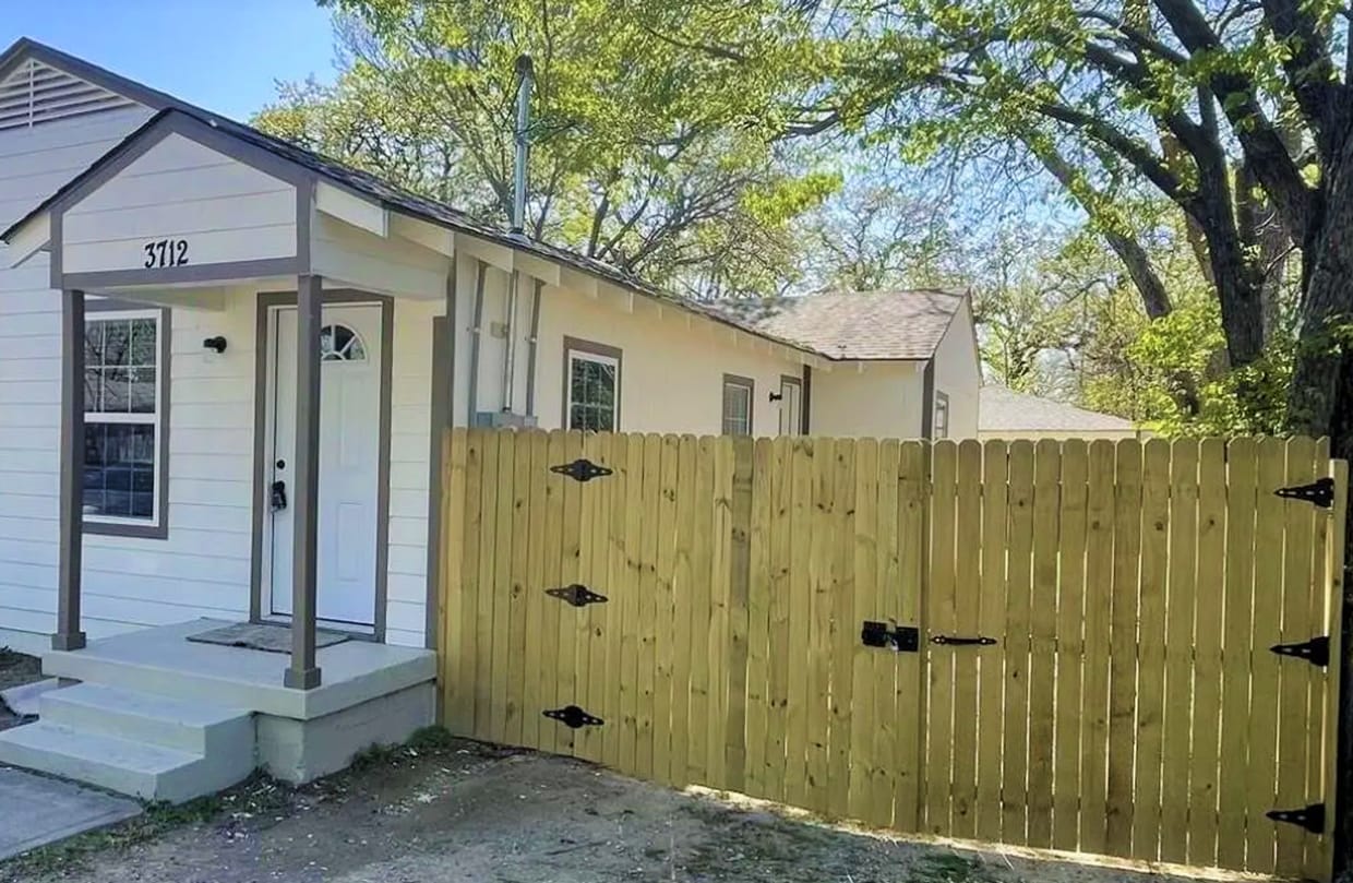Building Photo - Stunning 1/1 Duplex in Dallas!