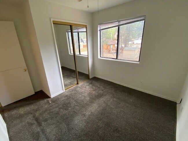 Foto del edificio - 982 Woodland Dr