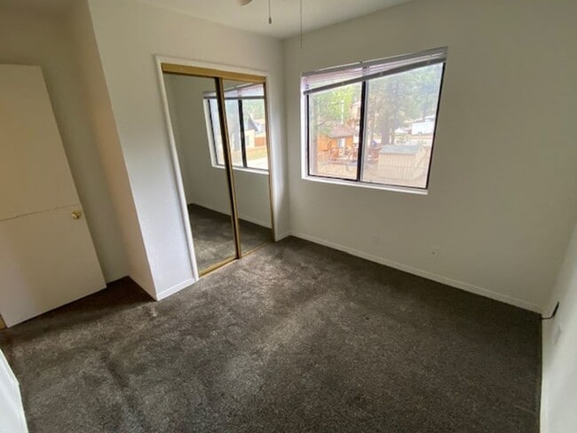 Building Photo - 982 Woodland Dr