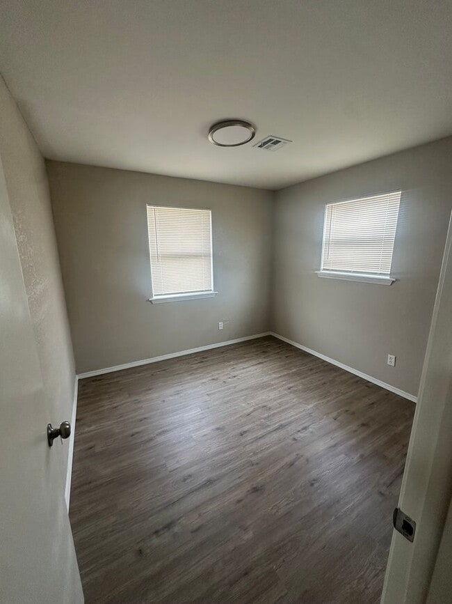 Foto del edificio - 1003 7th Ave NW