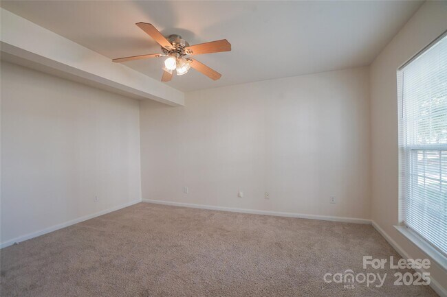 Foto del edificio - 15658 King Louis Ct