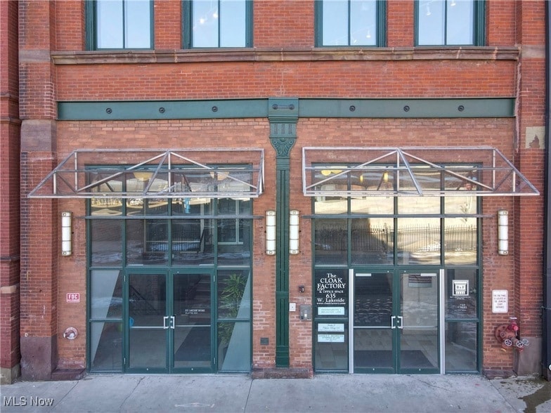 Primary Photo - 635 W Lakeside Ave