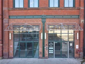 Building Photo - 635 W Lakeside Ave Building Photo - 635 W Lakeside Ave