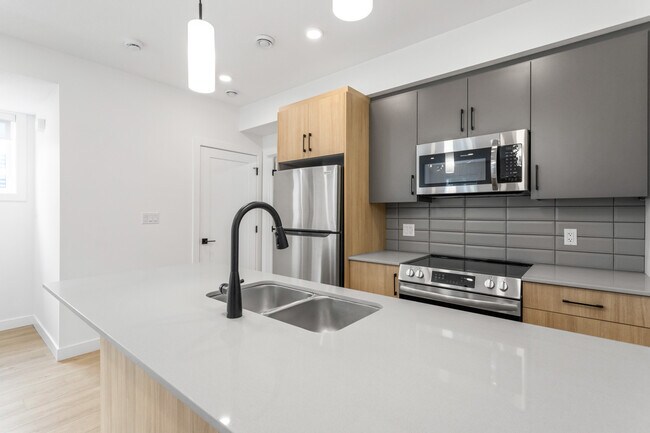 Building Photo - 9801-9153 153 St NW