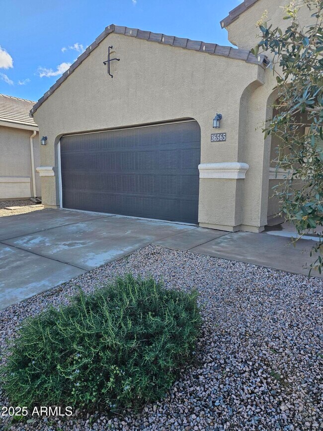 Foto del edificio - 36565 W Santa Monica Ave