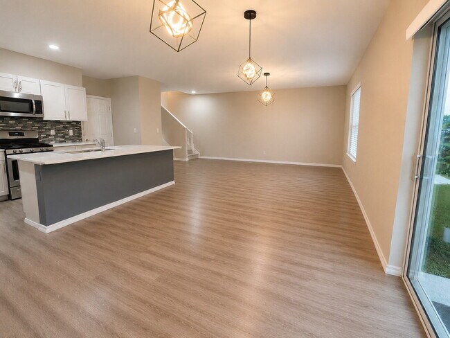 Building Photo - Gorgeous 4 bed 2.5 bath two story home with a fenced yard.