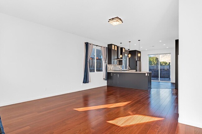 Foto del edificio - 533 Channel Ct