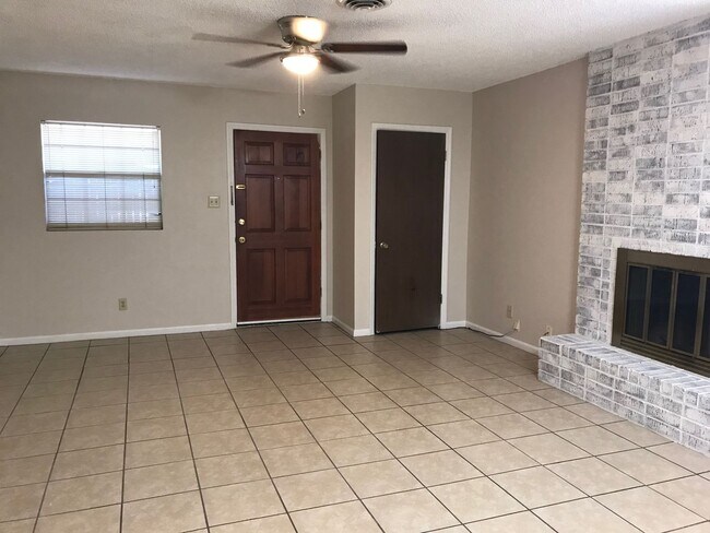 Building Photo - Great renovated apartment