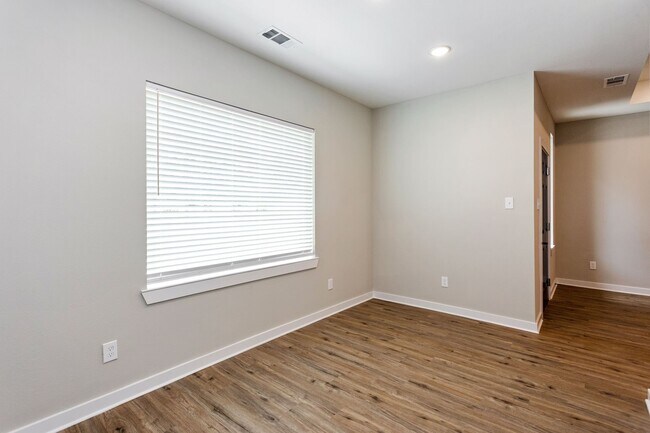 Foto del edificio - 10317 Lake Rd