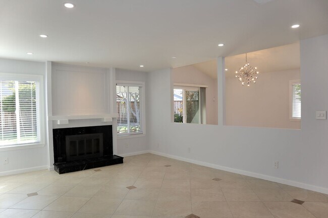 Foto del edificio - Wonderful 4 Bedroom Home in Fremont – Beautiful Backyard!