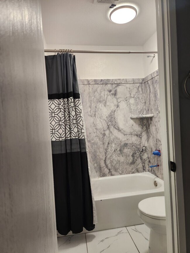 Foto del edificio - One bedroom 1 bathroom condo remodeled