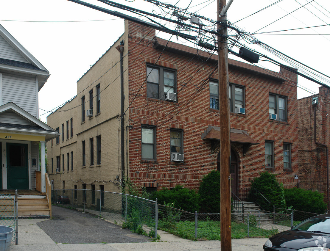 Building Photo - 435 Main St