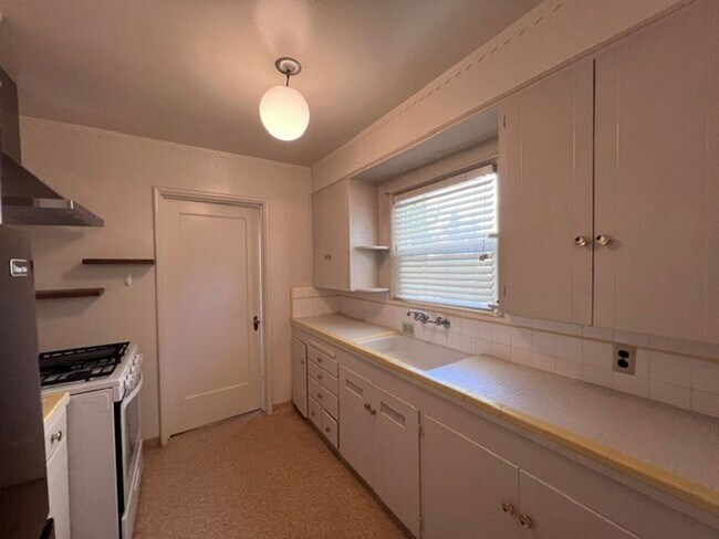 Building Photo - Beautiful Land Park Duplex with newly refinished hardwood floors, fresh paint and central heat an...