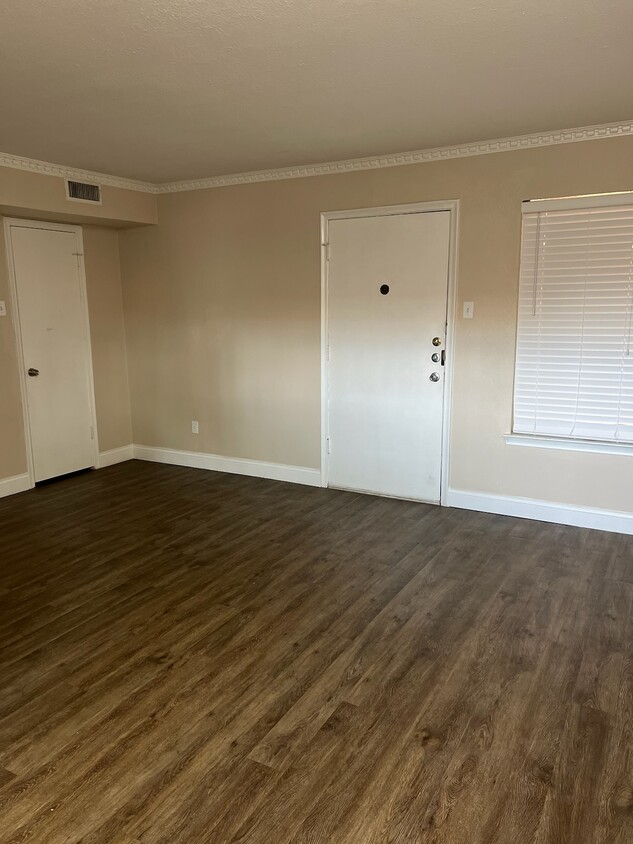 Living Room - 4217 Avondale Ave
