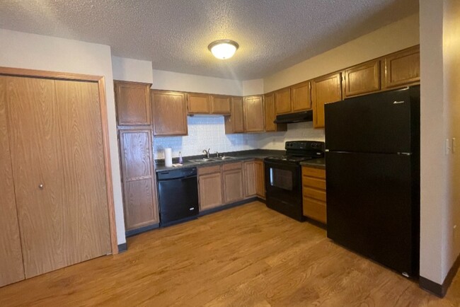 Vista de la cocina de un dormitorio - CROSBY COUNTRY APARTMENTS