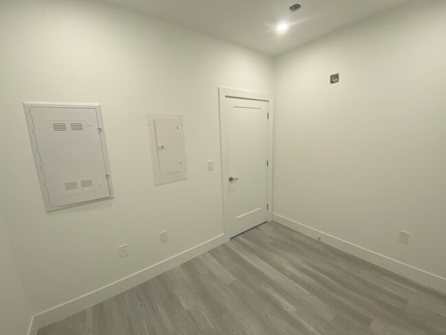 Building Photo - Beautiful New 1 Bed + Den